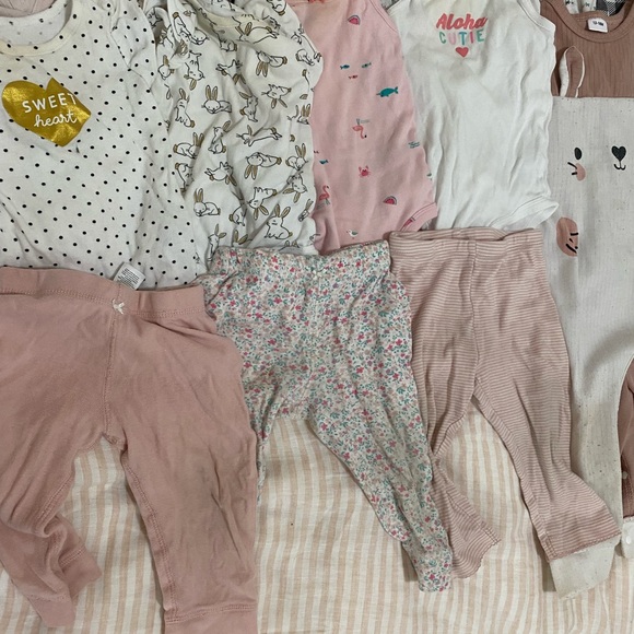 Giant bundle of mostly Carter’s Baby Clothes, size 9-18m. - Picture 5 of 5